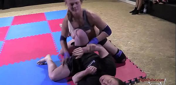  Mixed wrestling with an Amazon - bodyscissors submission